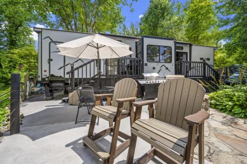 Gatlinburg - Pigeon Forge Casa | Creekside Glamping Resort- Fishing Pond, Mini Golf, Game Room, Pet Friendly