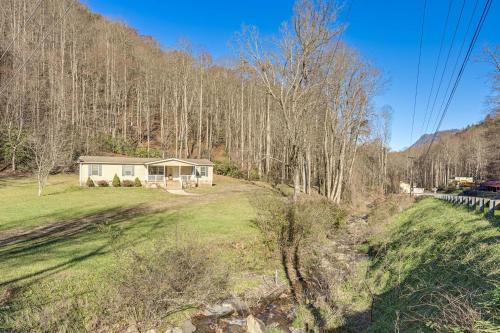 Topton Casa | Creekside Haven with Fire Pit Near Nantahala River