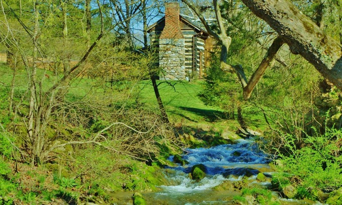 Raphine Cabina | Histórica cabaña de troncos de Creekside con todas las comodidades modernas en el histórico Wade's Mill