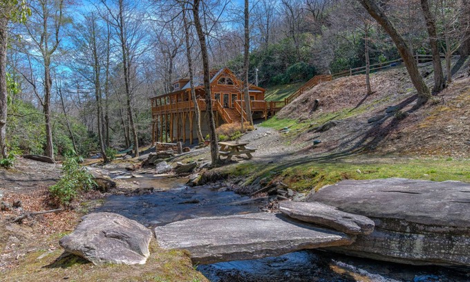 Black Mountain Cabina | CREEKSIDE LOG INICIO: AL LADO DE CREEK / CERCA DE LA CIUDAD / TUBO CALIENTE / CAMINOS / MASCOTAS OK