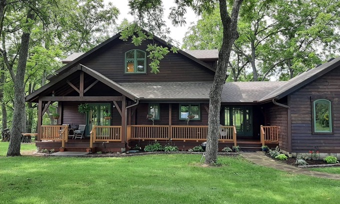 Drexel Cabina | CREEKSIDE ~ Lower Level/Separate Entrance, Peaceful Retreat, Trails & Fire Pit
