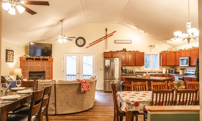 Massanutten Casa | Creekside - Massanutten Resort Home w/Game Room & Balcony