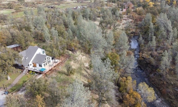 Shasta County Casa | Lujosa casa de montaña Creekside con cascada