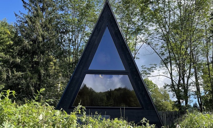 Davenport Cabina | Creekside of the moon modern A-frame camp