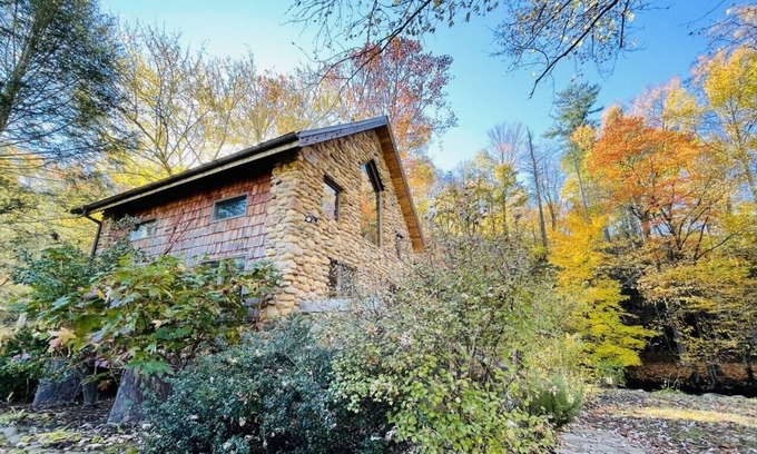 Hot Springs Cabaña | Stone Cottage Creekside con jacuzzi - Recién disponible