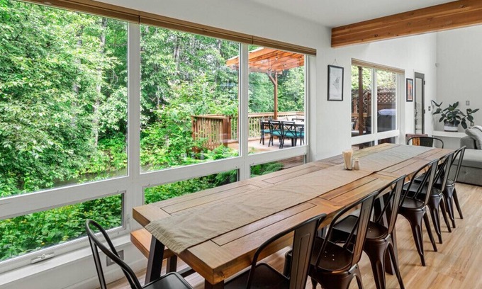 North Star Casa | Creekside Retreat, King Bed Near Downtown & Trails, sleeps 14!