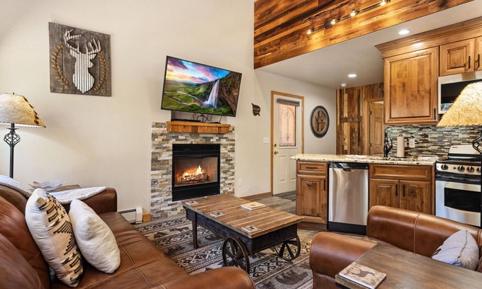 Fall River Estates Condominio | Creekside Suite 03 (NO HT)
