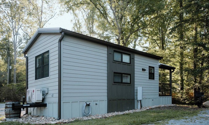 Pittman Center Cabina | Creekside Tiny Cabin - Fishing Lake - Groundhog Cabin