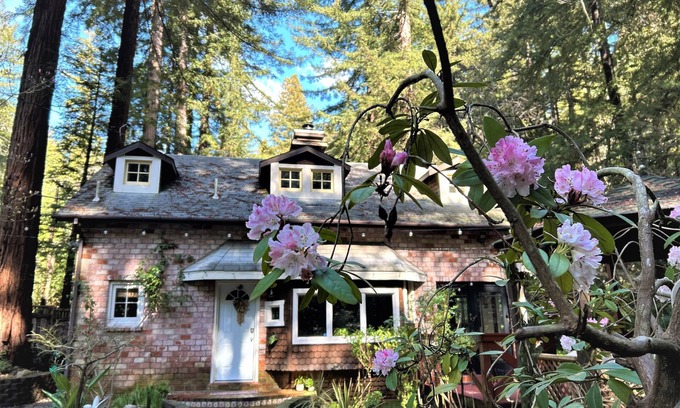Ben Lomond Casa | Creekside Vacation Villa, FirePit, Gazebo,Patio, Santa Cruz Downtown & Beach