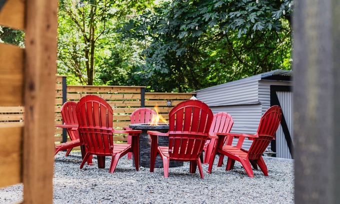 Victory Heights Casa | Forest Bathing Escape at The Creek Firepit Lights Yoga BBQ & Games 3BR Getaway