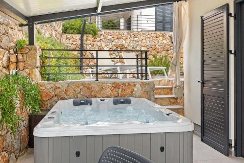Cres Apartamento | Crepsa Paradise with Jacuzzi - Couple Getaway