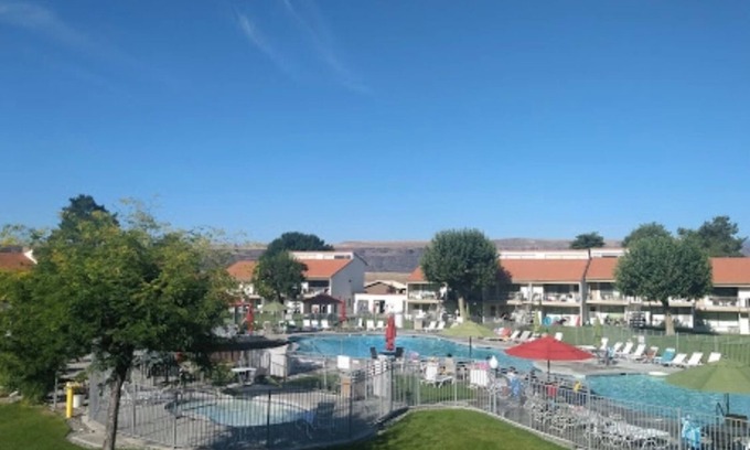 Quincy Condominio | Crescent Bar Condo: On the river with Pool, Gorge shuttle/Wineries, AC