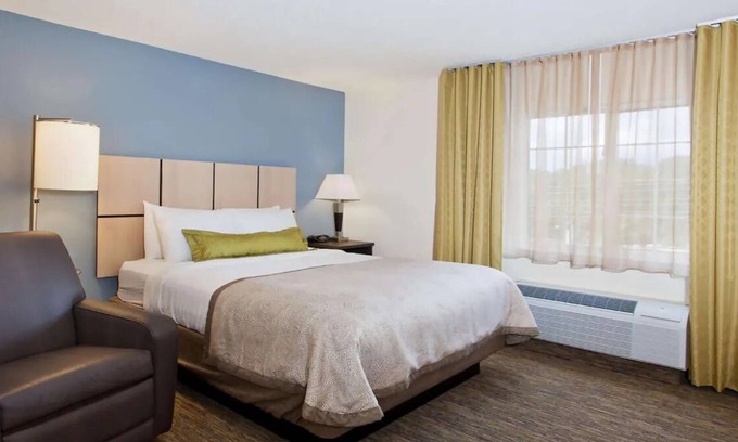 Ashley Oaks Casa | Crescent Bend House & Gardens Tour! Pets Allowed! FREE Parking & Laundry!