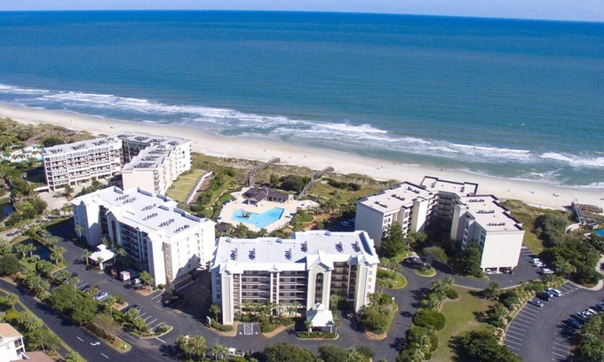 Litchfield by the Sea Condominio | Crescent D1E at Sandpiper Run - Large Pool, private stairs