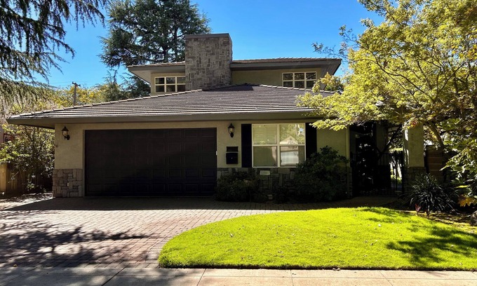 Lodi Casa | Crescent House - Tranquil Downtown Home