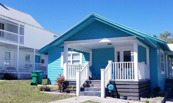 Crescent City Casa | Crescent Lake View in Quaint Downtown Crescent City