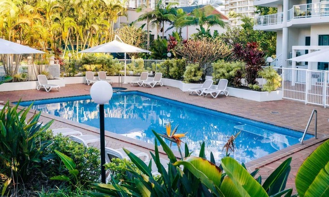 Main Beach Hotel | Crest Apartments