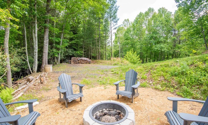 Lansing Cabina | Crest Cabin - Blue Ridge Mountain Log Cabin - Views - Fireplace - River Access!