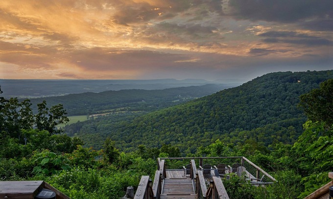 Fort Payne Cabina | Crest View Lodge with AMAZING VIEWS! Sunken Deck! Movie Theater! Fast Wi-Fi!