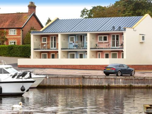 Wroxham Casa | Crested Grebe - Ukc2109