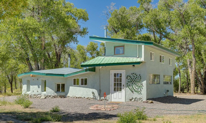 Crestone Apartamento | Crestone Whimsy - Bohemian Mountain Retreat!