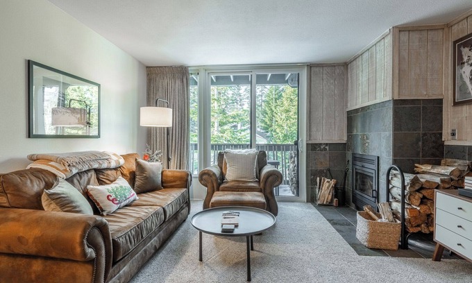 Woodwinds Condominio | Crestview #3 bldg C 1 Bedroom plus Den / 2 Bathroom, close to town shuttle and walk to village