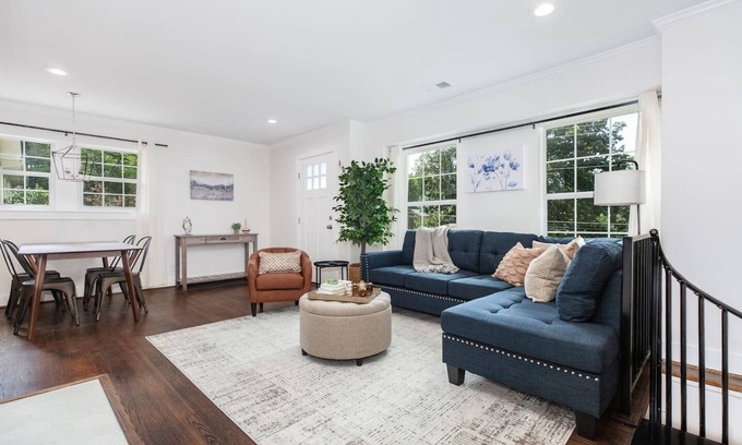 Crestline Heights Casa | Crestwood Contemporary - Minutes to Downtown!