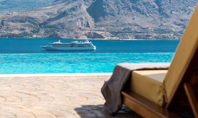 Akrotiri Villa | Lujo cretense reimaginado: nueva villa privada de piedra con vistas al mar.
