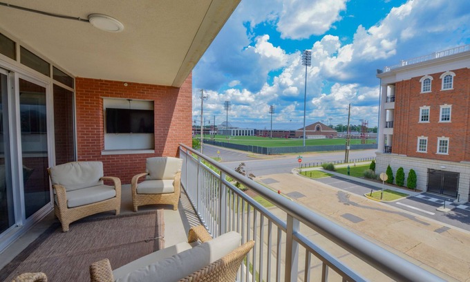 Tuscaloosa Condominio | Crimson Chimes - Book for Football - walk to stadium, coliseum and more!