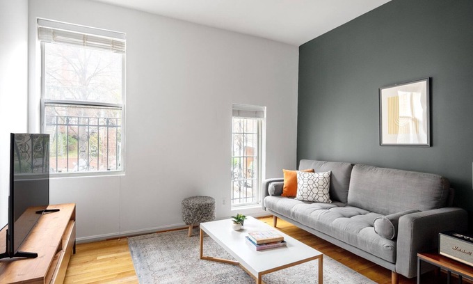 Adams Morgan Apartamento | Crisp Dupont Circle 2BR nr. U Street, Metro & Glen’s Mkt, by Blueground