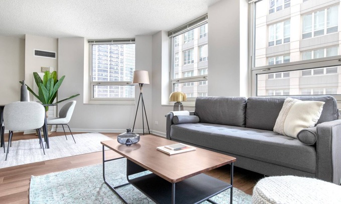 Rush and Division Apartamento | Crisp River North 1BR w/ Gym, Pool, nr. Oak Street Beach, by Blueground