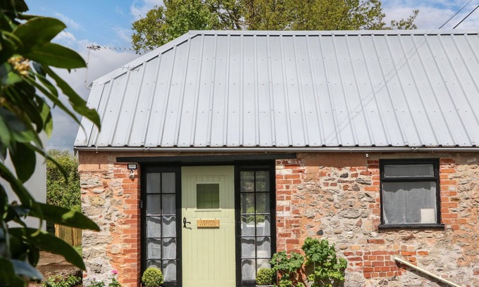 Whimple Cabaña | CRISPIN COTTAGE, pet friendly, country holiday cottage in Whimple