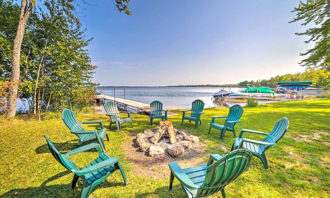 Crivitz Cabaña | Crivitz Lakefront Escape w/ Boat Dock & Slip!