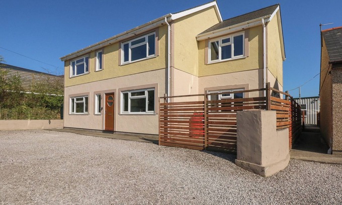 Garn Fadryn Casa | CRIW NEWYDD, pet friendly, with open fire in Sarn Meyllteyrn