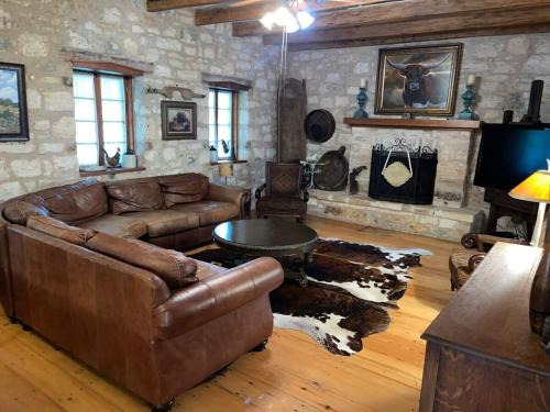 Fredericksburg Casa | Crockett and Creek B&B 1 block to Main St