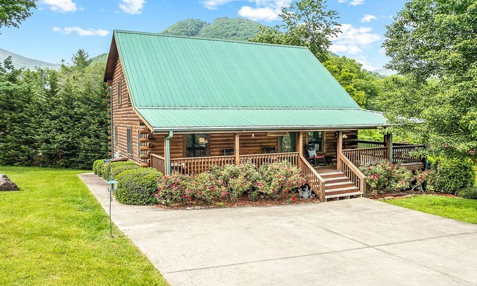 Maggie Valley Cabina | Crockett's Meadow! Hot Tub, Fast Wifi, Cable TV, Fire Pit, Gas Grill! See Elk!