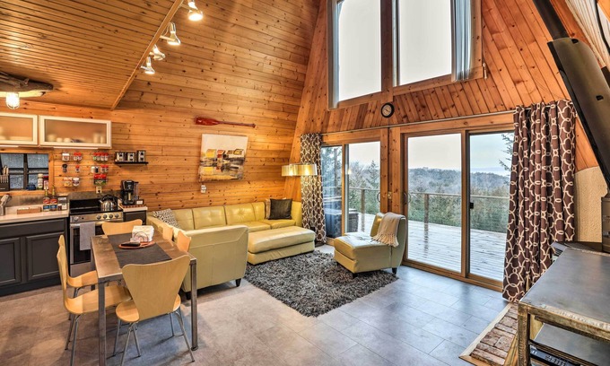 Crofton Cabina | Crofton Cabin w/ Tropical Hut & Water Views!