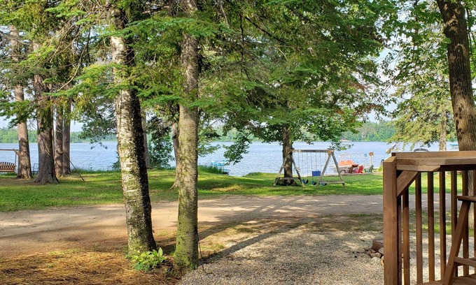 Nevis Casa | Camper torcido con impresionantes vistas a pocos pasos del lago
