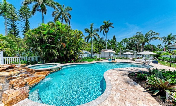 Cortez Casa | Crooked Coconut: Resort Pool & Spa, Dock, Kayaks