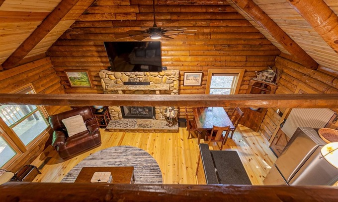 Sautee Nacoochee Cabina | Crooked Creek Cabin - Renovated, Vintage Log Cabin Waterfront Property