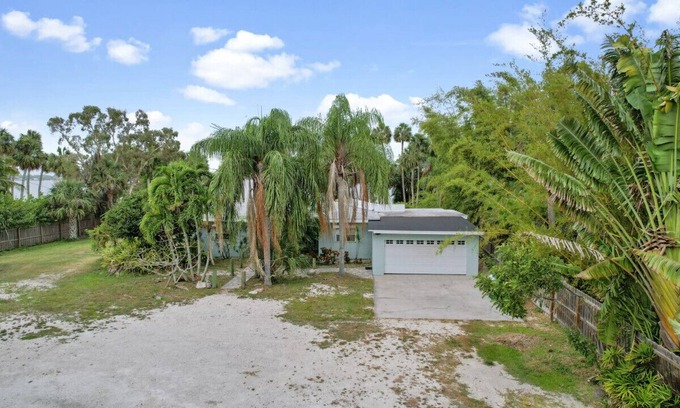 Tropic Casa | Crooked Mile Hideaway on the River