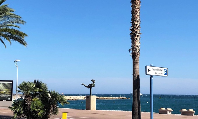 Cros-de-Cagnes Apartamento | Cros de Cagnes-sur-Mer building facing the sea