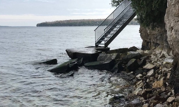 Gills Rock Casa | Cro’s Nest Waterfront Home en el borde de Baylake Bluff. Increíbles vistas al agua!