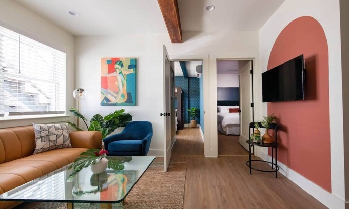 Westside Casa | ✰ CROSLEY SUITE ✰ Just Blocks to King St!