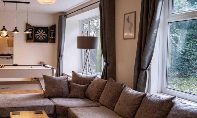 Leeds Casa | Cross Lane Cottage - Luxury Group Hot Tub Stay