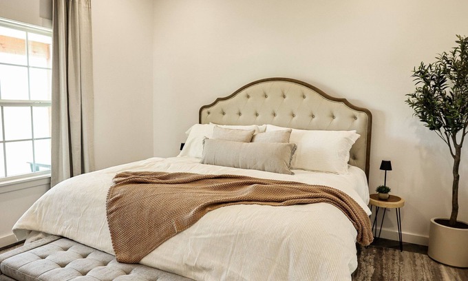 Fredericksburg Cabaña | Cross Mountain Bridal Cottage | Romantic Tub, Walk-In Shower & Pond Views