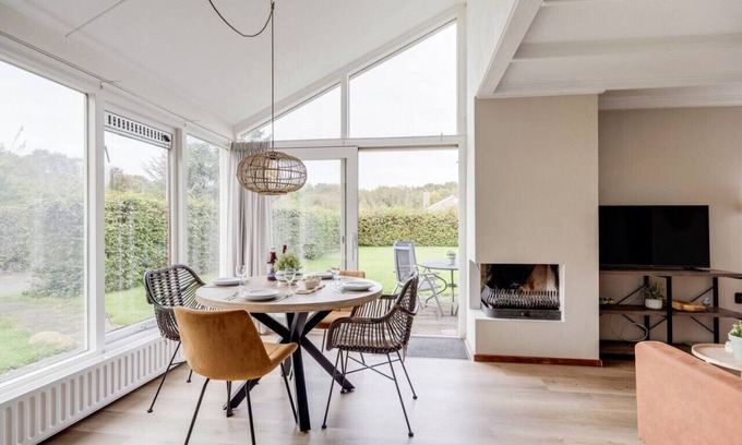 Zwiggelte Casa | Crossbill I Chic Holiday Home with Wide Garden