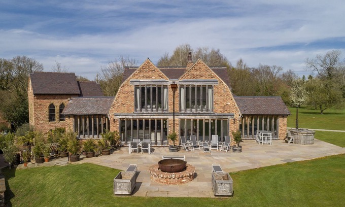 Bromsgrove Otro | Crossbrook Farm is a stunning detached three bedroom property situated off its own private drive and