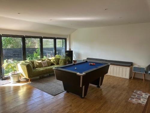 Tunstead Casa | Crossing Retreat - POOL table, PROJECTOR, BARN