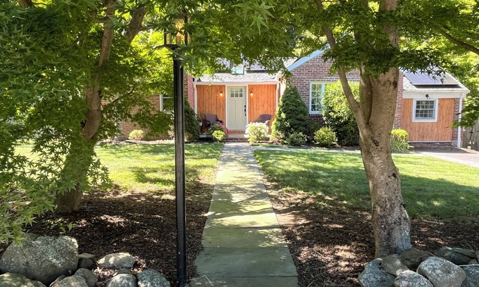 Croton-on-Hudson Casa | Croton Calm Retreat! 3-bedroom house withe hot tub in Croton-on-Hudson.